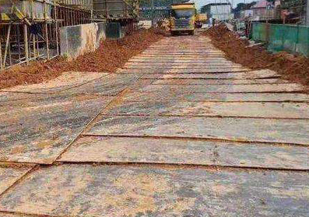 鋼板吊鉗助力工地地面保護