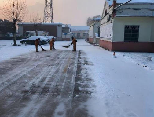 高鵬機械積極開展掃雪除冰活動
